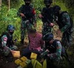 Prajurit TNI Tangkap Pria Bawa Kemasan Teh Isi Kristal 8,169 kg